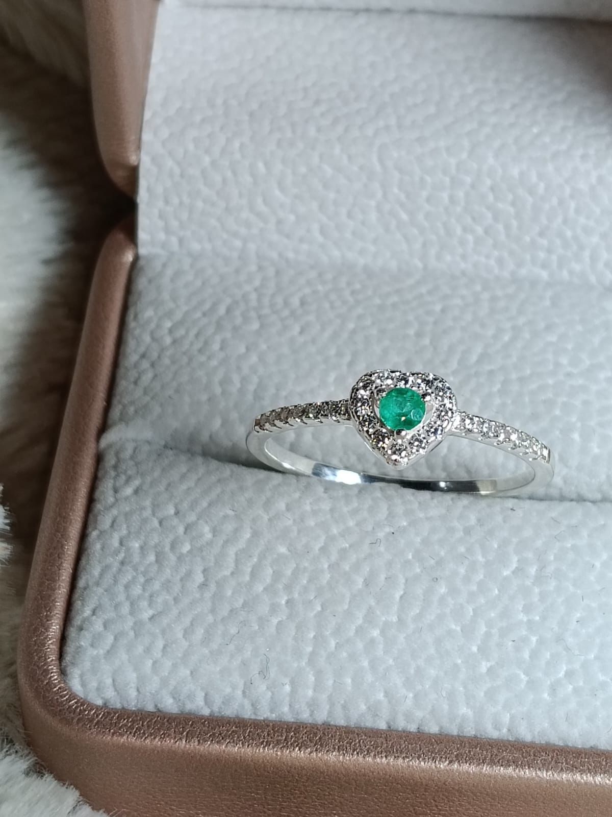 Anillo de esmeralda colombiana con halo en forma de corazón sobre plata 925