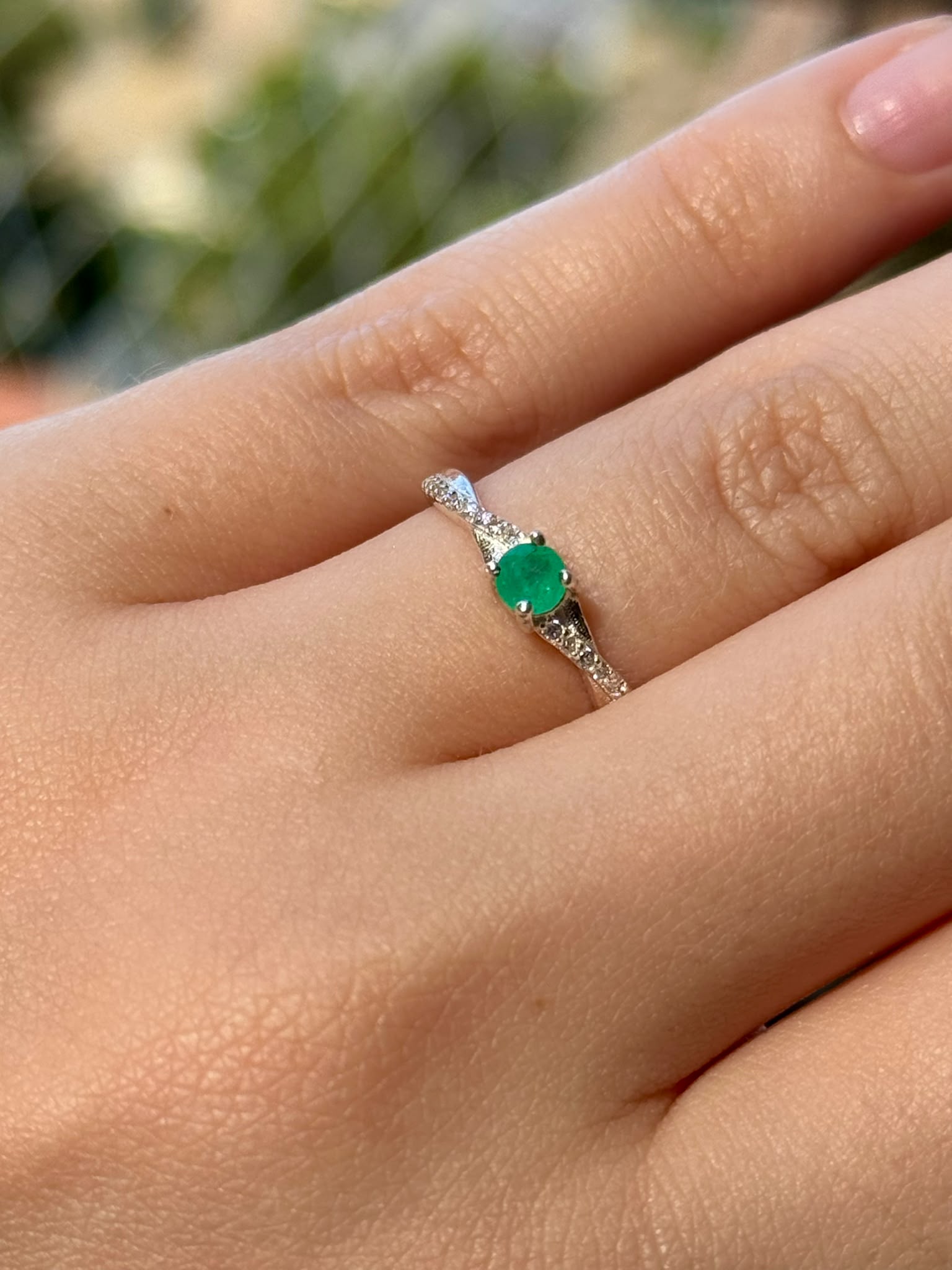 Anillo de esmeralda colombiana puesto en la mano, para calcular la talla