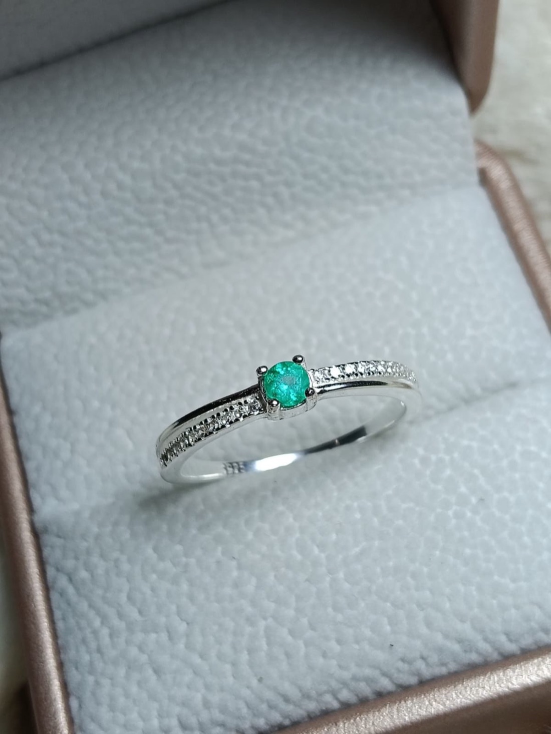 Anillo de compromiso con esmeralda colombiana y banda de pavé · SINAÍ