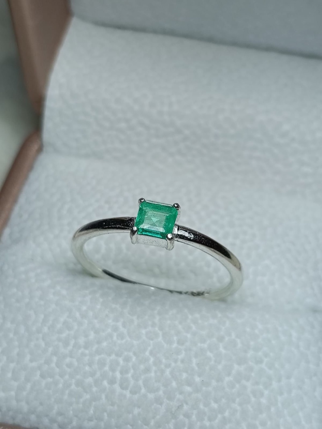 Anillo solitario de esmeralda colombiana en plata 925, ideal como primer anillo · SINAÍ