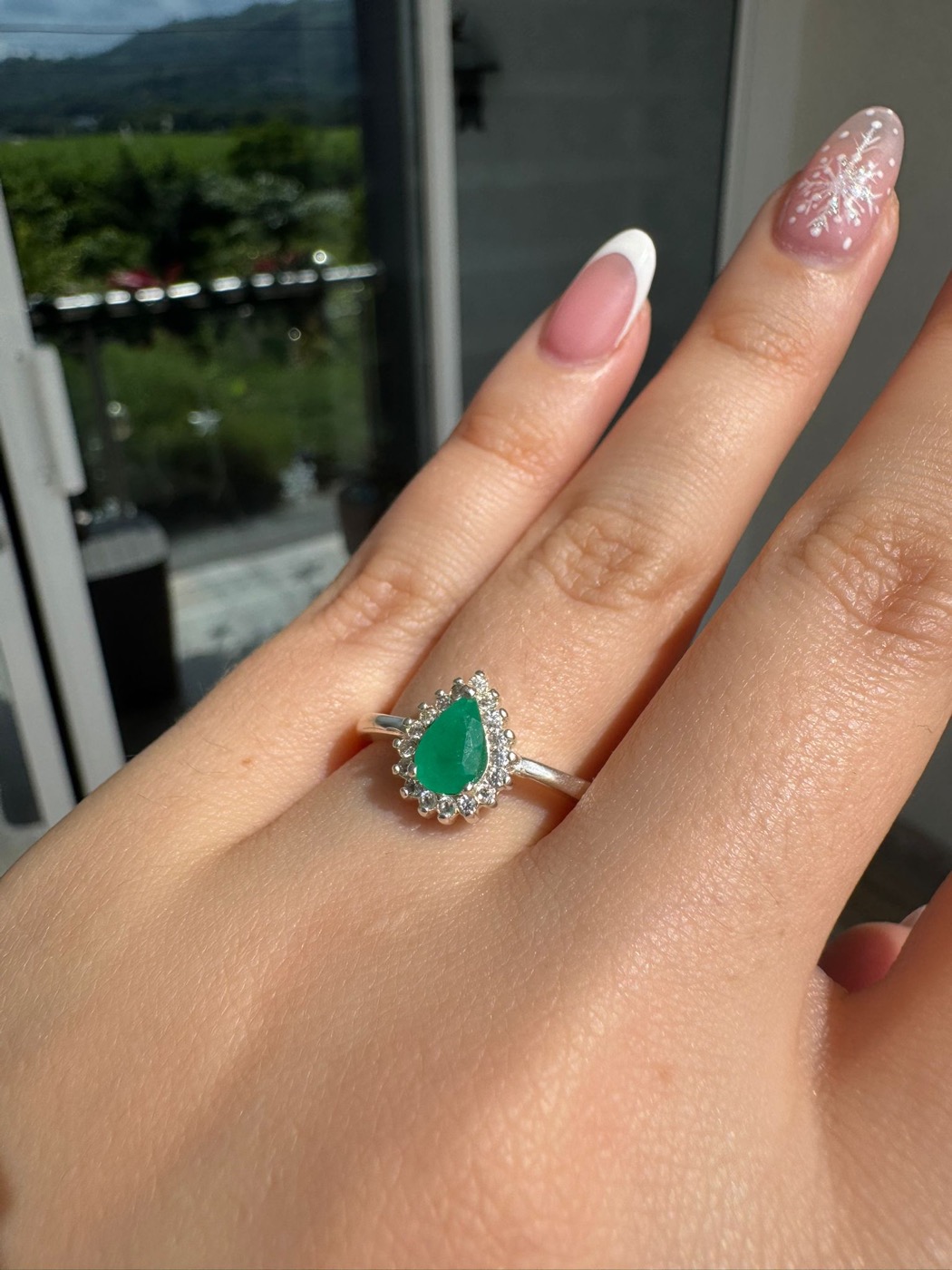Anillo de esmeralda colombiana de color verde intenso en plata 925 · SINAÍ