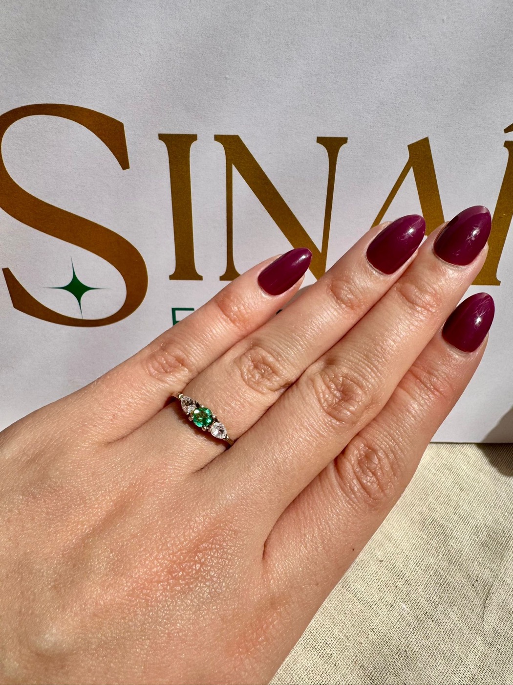 Anillo de esmeralda colombiana en plata 925, el metal más versátil