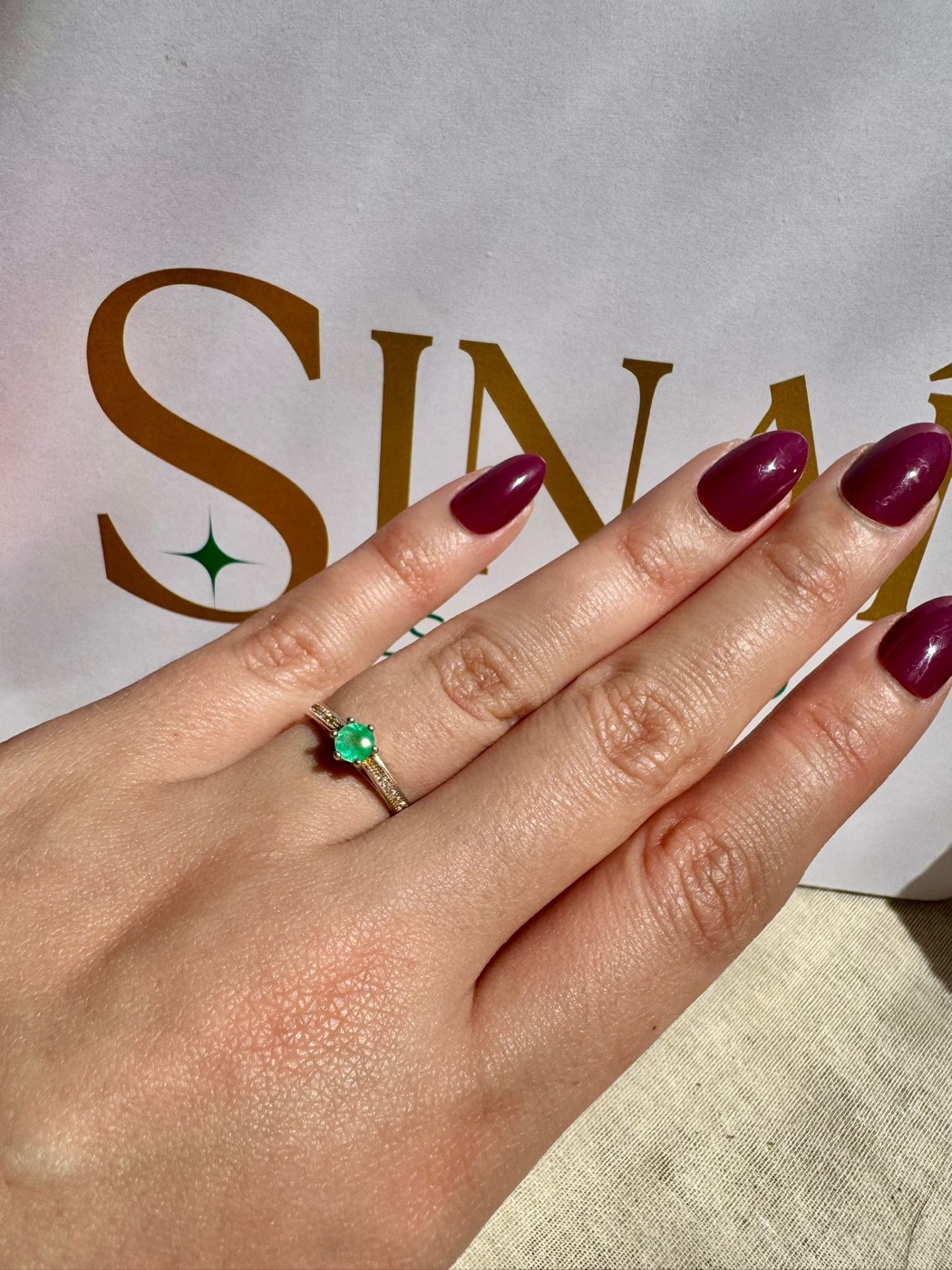 Anillo de esmeralda colombiana natural en la mano