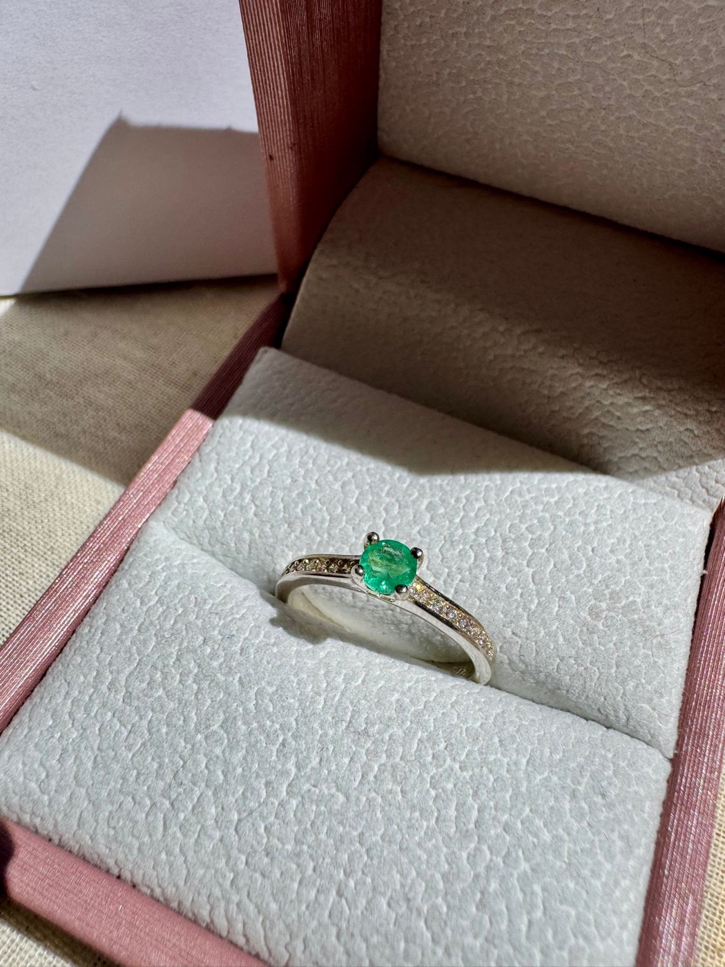 Anillo de compromiso con esmeralda colombiana en estuche