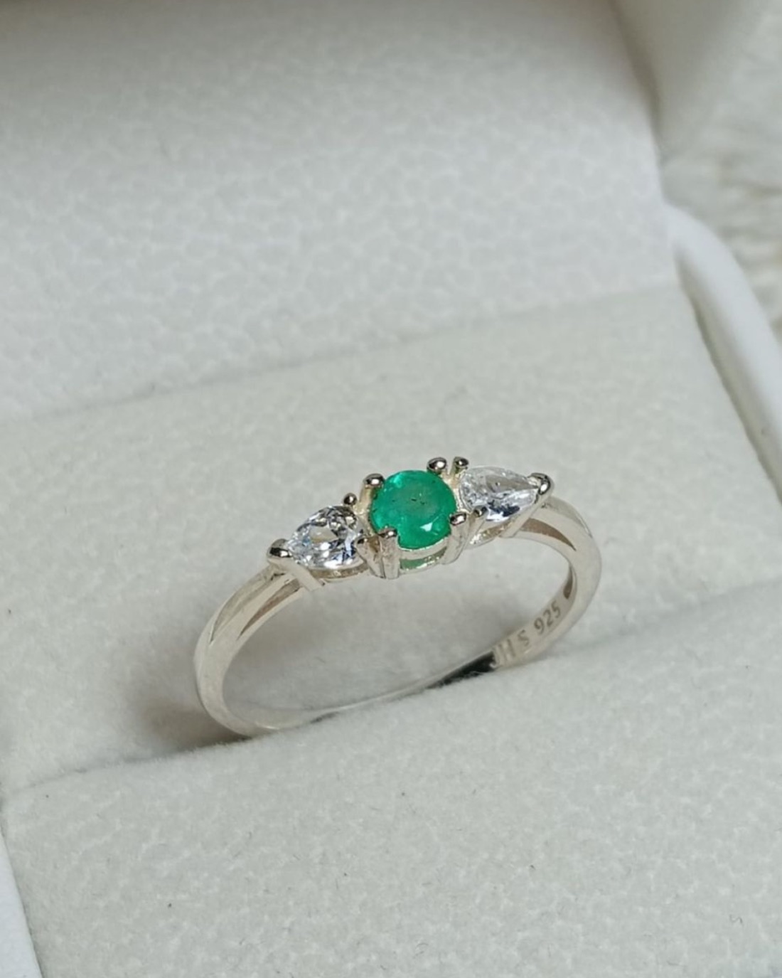 Anillo de esmeralda colombiana de tres piedras en plata 925