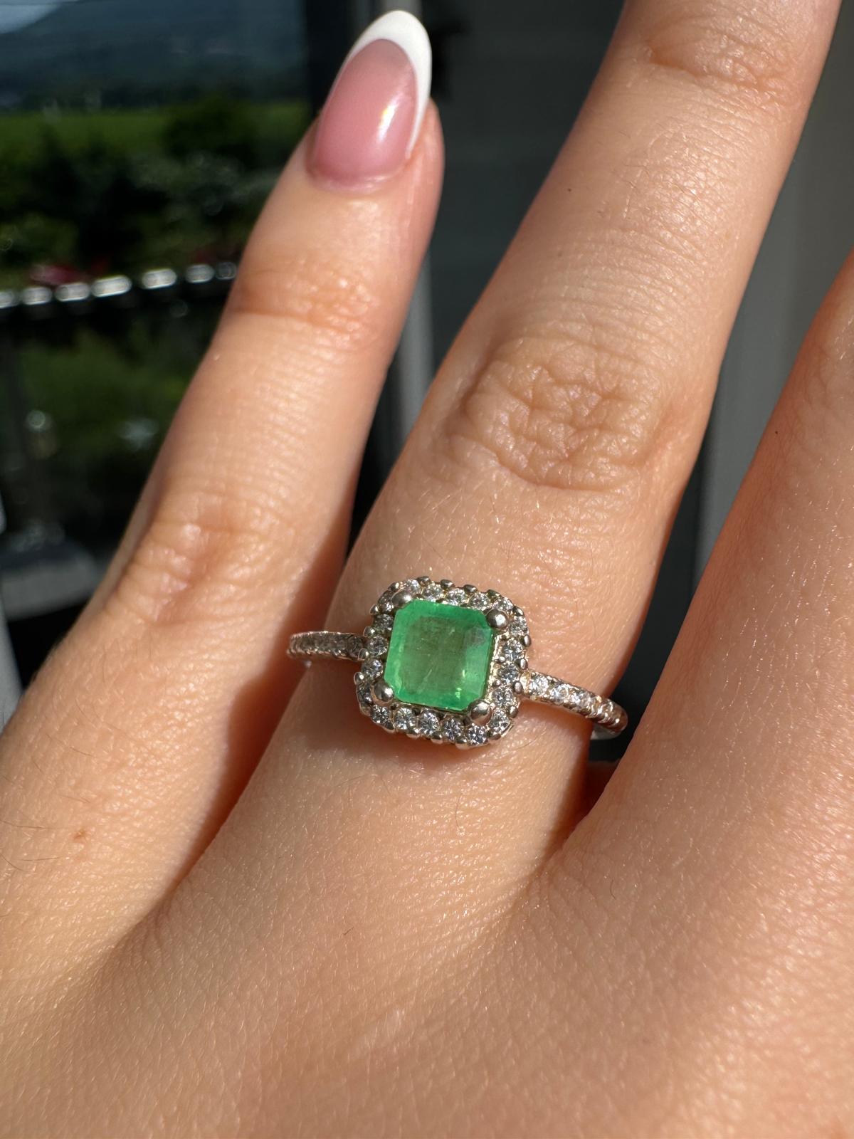 Anillo de esmeralda colombiana natural puesto en la mano