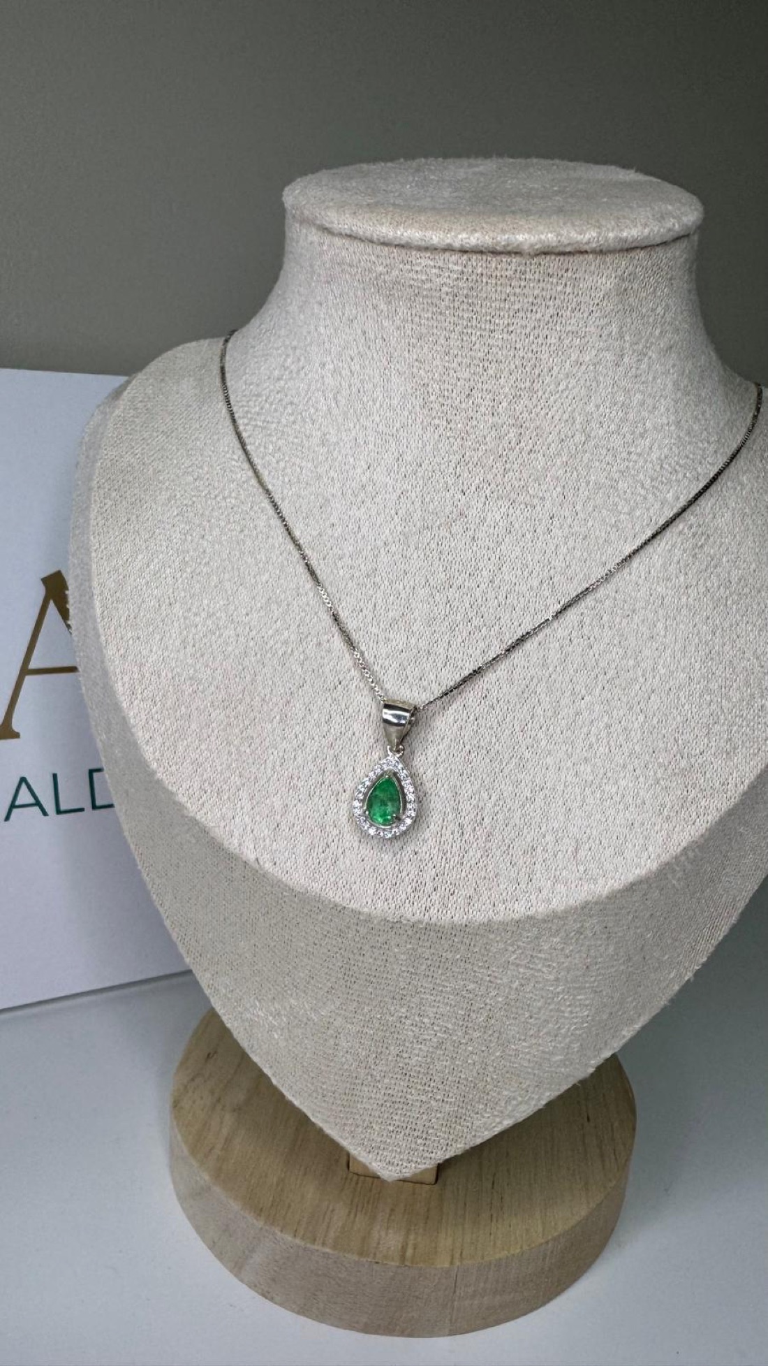 Colgante de esmeralda colombiana natural en cadena · SINAÍ