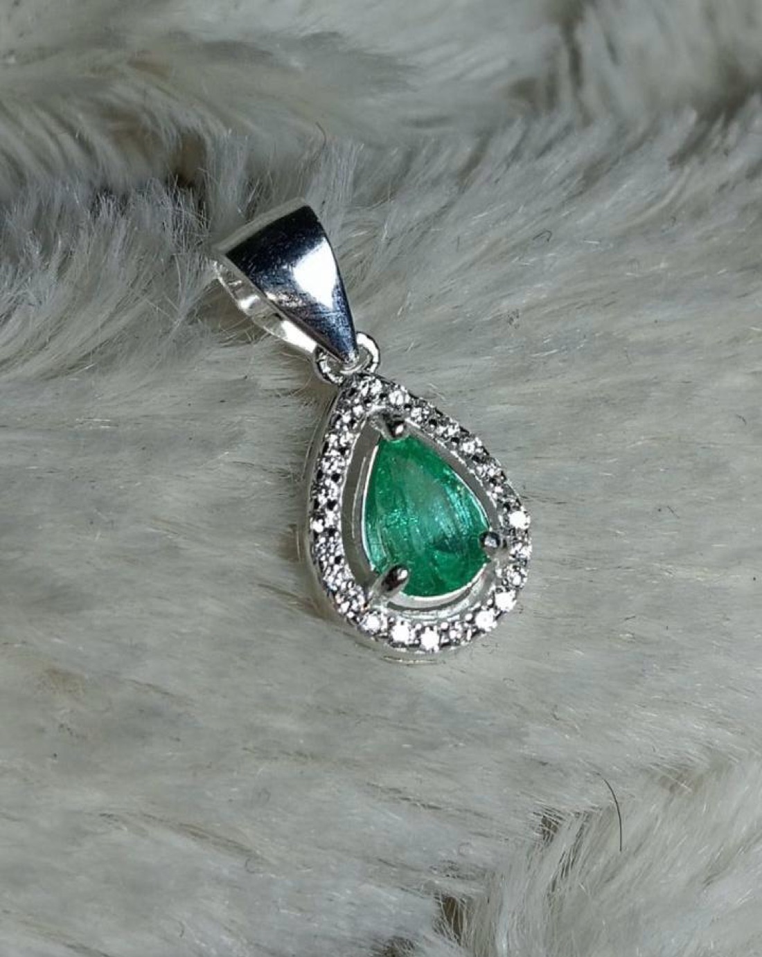 Colgante de esmeralda colombiana con forma de gota y orla · SINAÍ