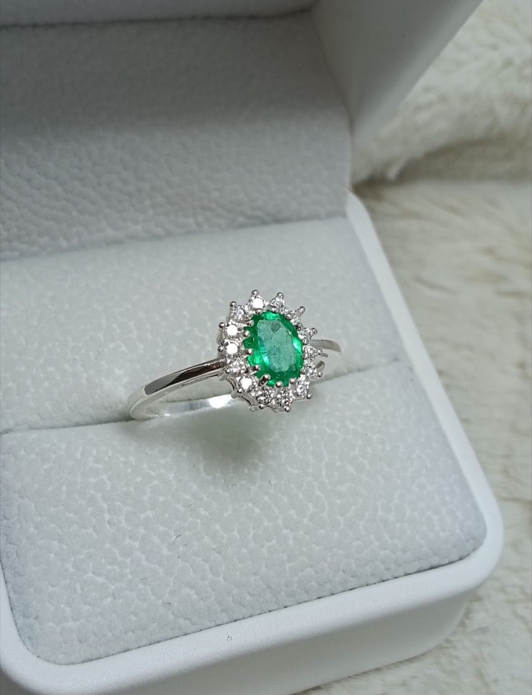 Anillo de compromiso de esmeralda colombiana natural certificada con halo, de SINAÍ