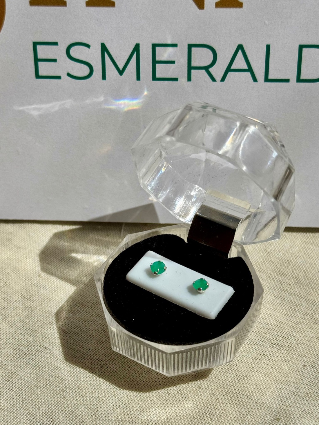 Pendientes de esmeralda colombiana natural certificada en su estuche · SINAÍ