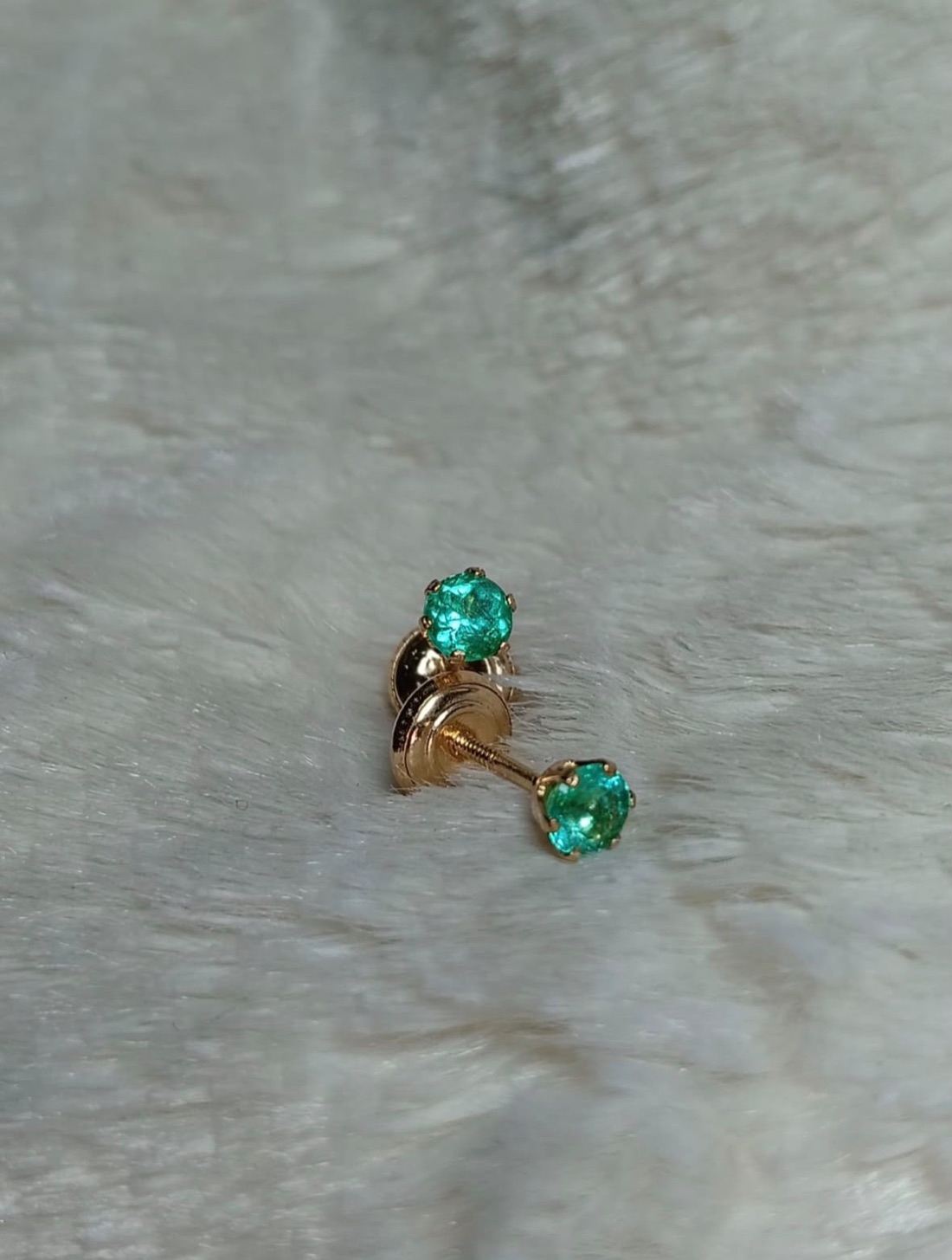 Pendientes de esmeralda colombiana en oro 18K · SINAÍ