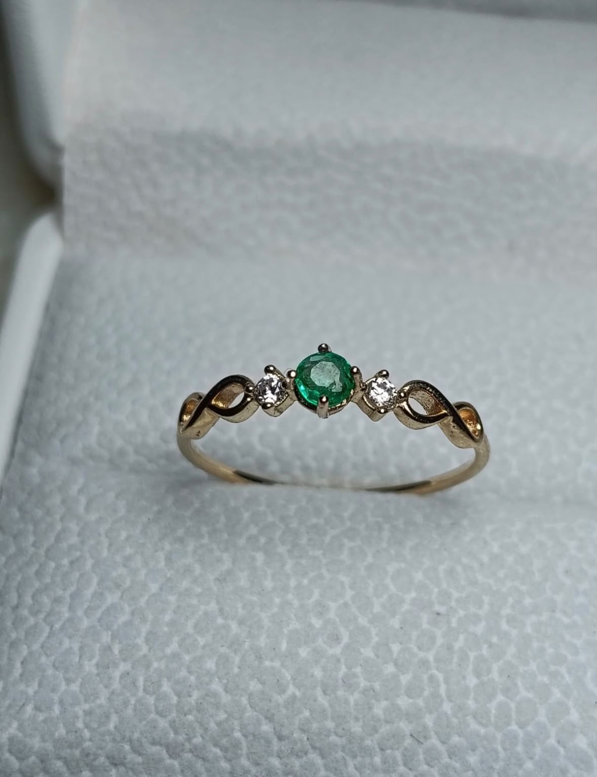 Anillo de compromiso con esmeralda colombiana