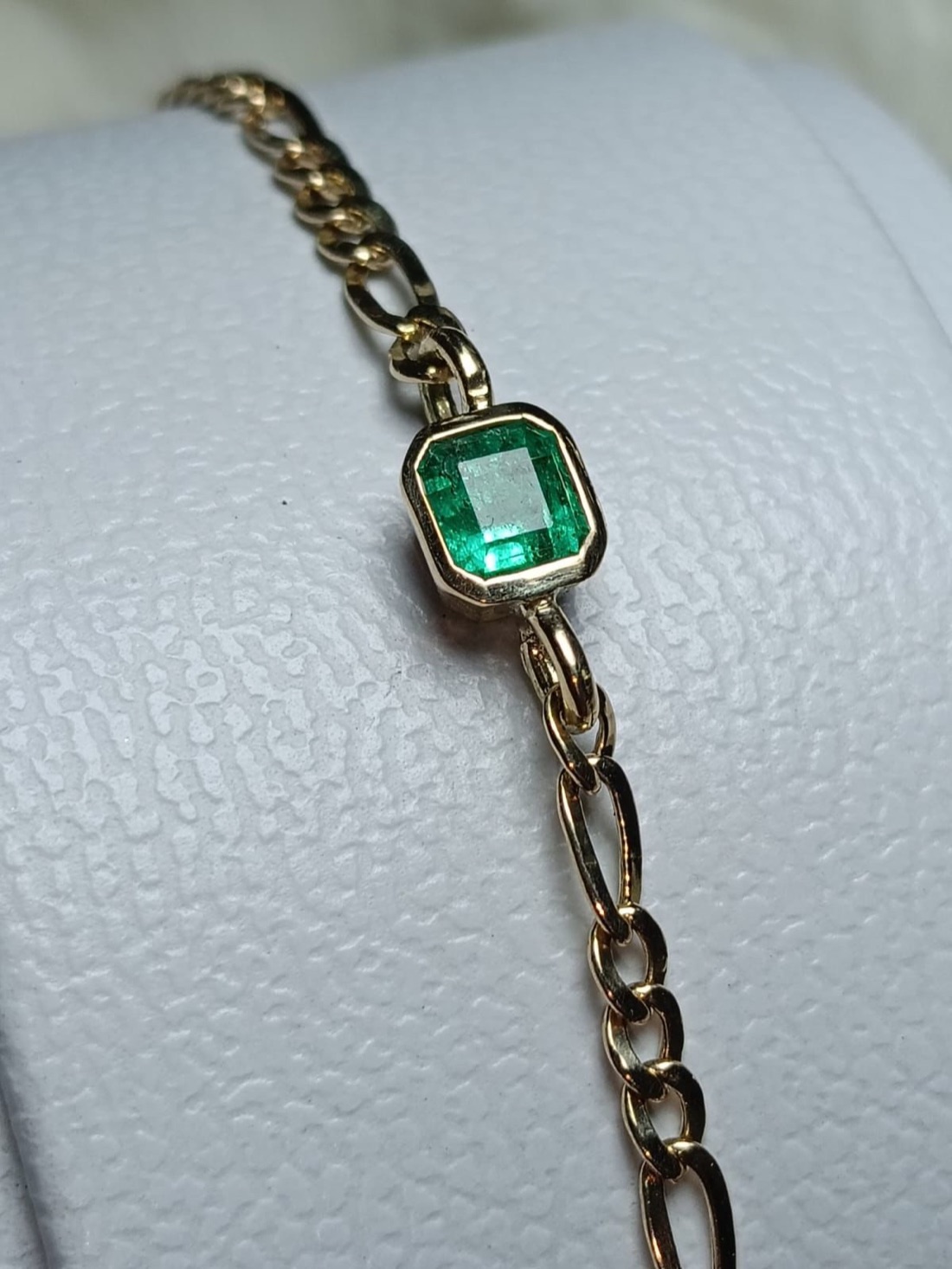 Pulsera de esmeralda colombiana natural en oro · SINAÍ