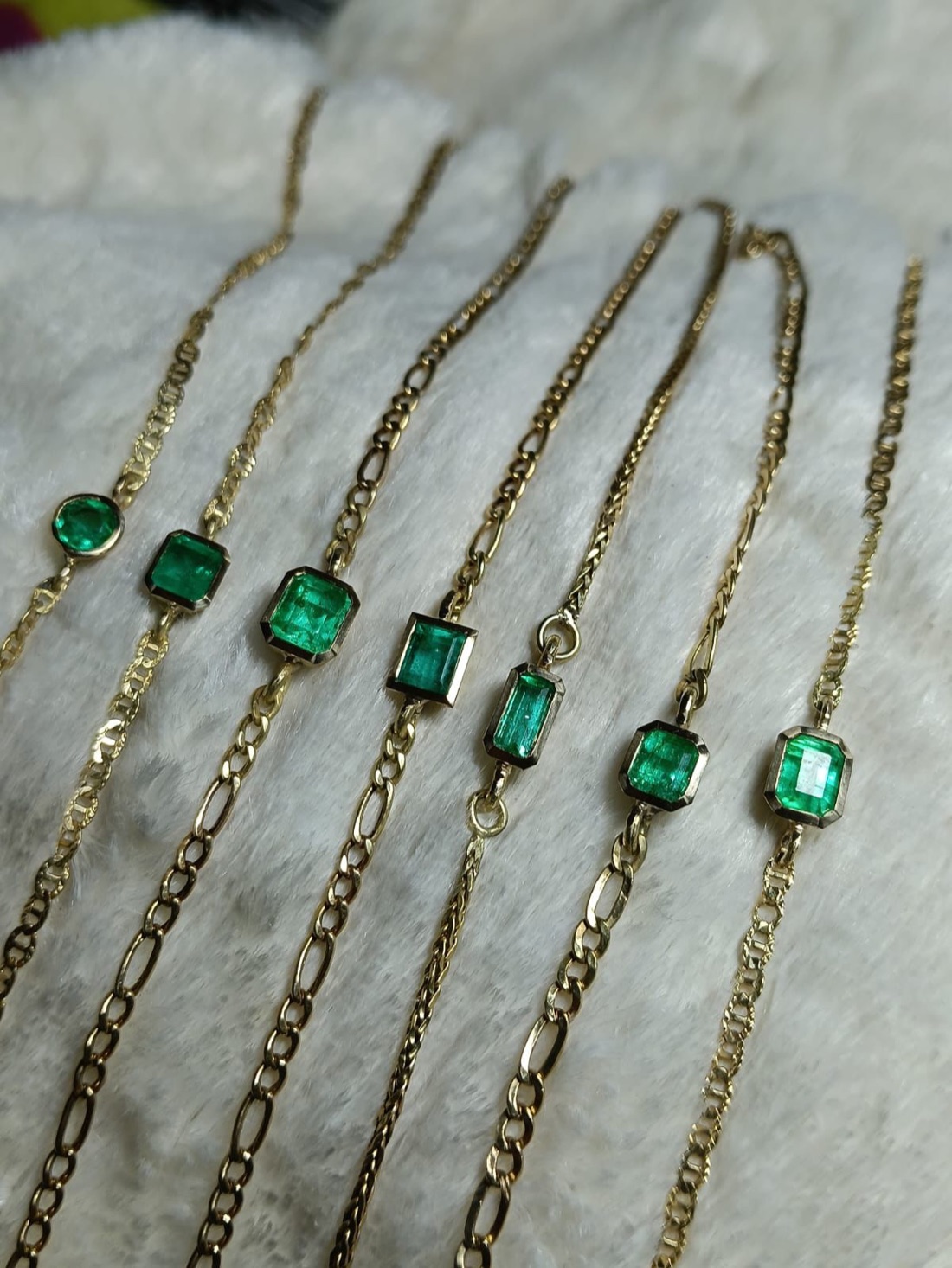 Varias pulseras de esmeralda colombiana en oro con distintos diseños · SINAÍ