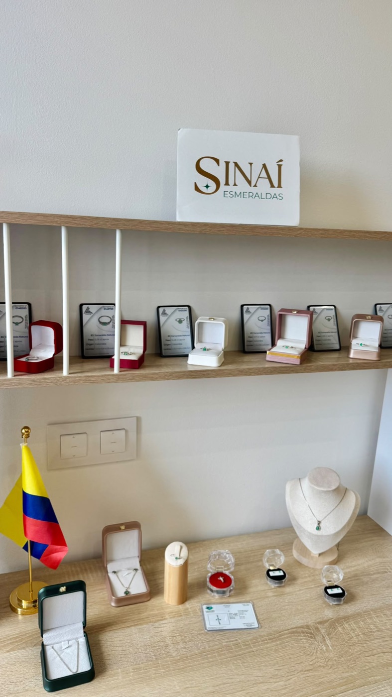 Piezas de esmeralda colombiana de SINAÍ, cada una junto a su certificado del ICG